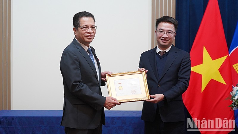 Trao kỷ niệm chương “Vì thế hệ trẻ” cho Đại sứ Việt Nam tại Nga Đặng Minh Khôi Trao kỷ niệm chương “Vì thế hệ trẻ” cho Đại sứ Việt Nam tại Nga Đặng Minh Khôi