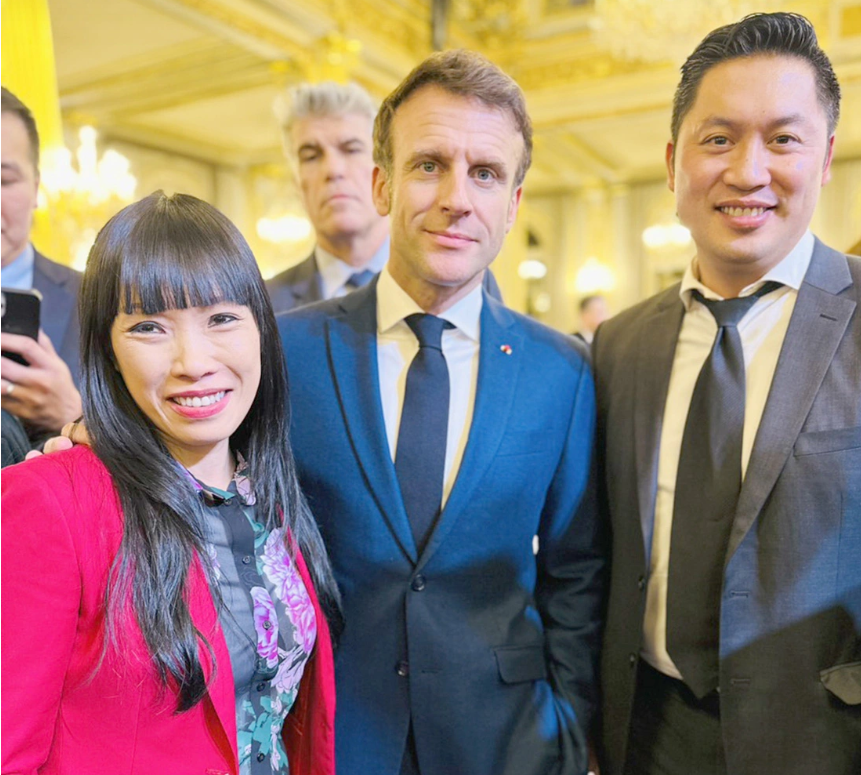 Vợ chồng Stéphanie Đỗ và Tổng thống Pháp Emmanuel Macron (giữa) Vợ chồng Stéphanie Đỗ và Tổng thống Pháp Emmanuel Macron (giữa)