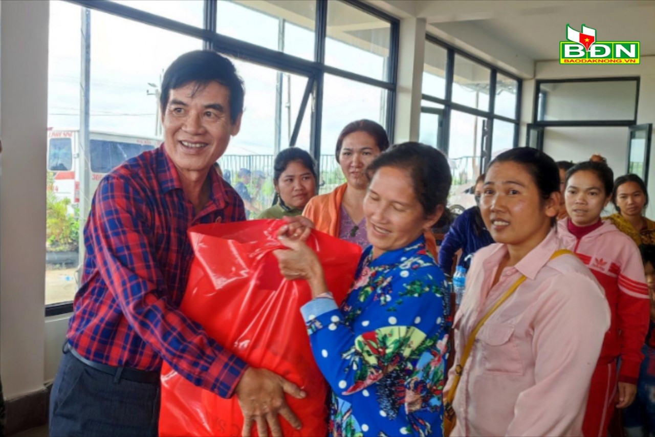 Tặng quà cho các gia đình kiều bào khó khăn ở tỉnh Mondukiri(Campuchia). Tặng quà cho các gia đình kiều bào khó khăn ở tỉnh Mondukiri(Campuchia).
