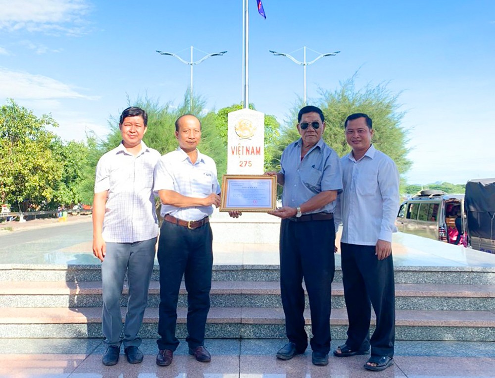 trao quà cho đại diện Hội kiều bào Việt Nam tại Campuchia trao quà cho đại diện Hội kiều bào Việt Nam tại Campuchia