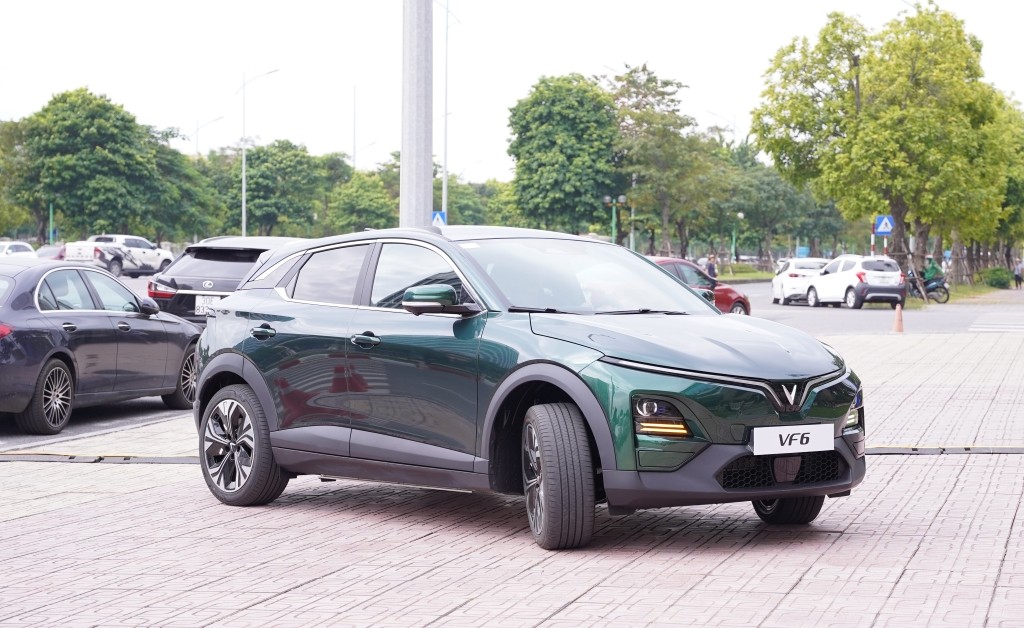 VinFast VF 6 được bảo hành lên tới 7 năm hoặc 160.000 km, pin bảo hành 8 năm, không giới hạn số km. VinFast VF 6 được bảo hành lên tới 7 năm hoặc 160.000 km, pin bảo hành 8 năm, không giới hạn số km.