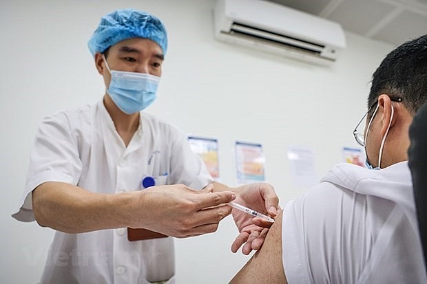 A man is vaccinated against the COVID-19. (Photo: VNA) A man is vaccinated against the COVID-19. (Photo: VNA)