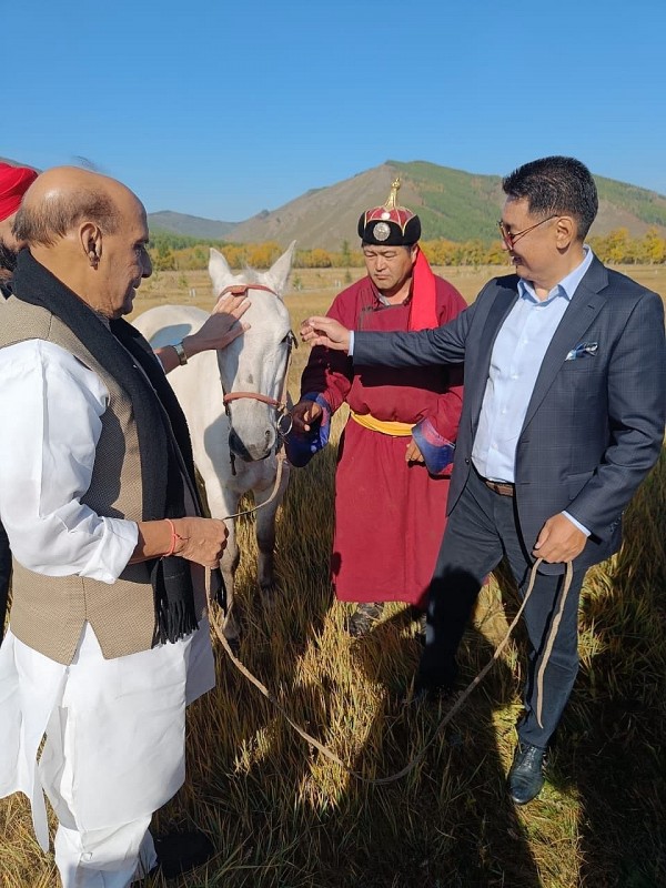 Bộ trưởng Quốc phòng Ấn Độ Rajnath Singh (bên trái) bên món quà đặc biệt từ phía Mông Cổ - chú ngựa trắng tên là Tejas (Ảnh: Twitter). Bộ trưởng Quốc phòng Ấn Độ Rajnath Singh (bên trái) bên món quà đặc biệt từ phía Mông Cổ - chú ngựa trắng tên là Tejas (Ảnh: Twitter).