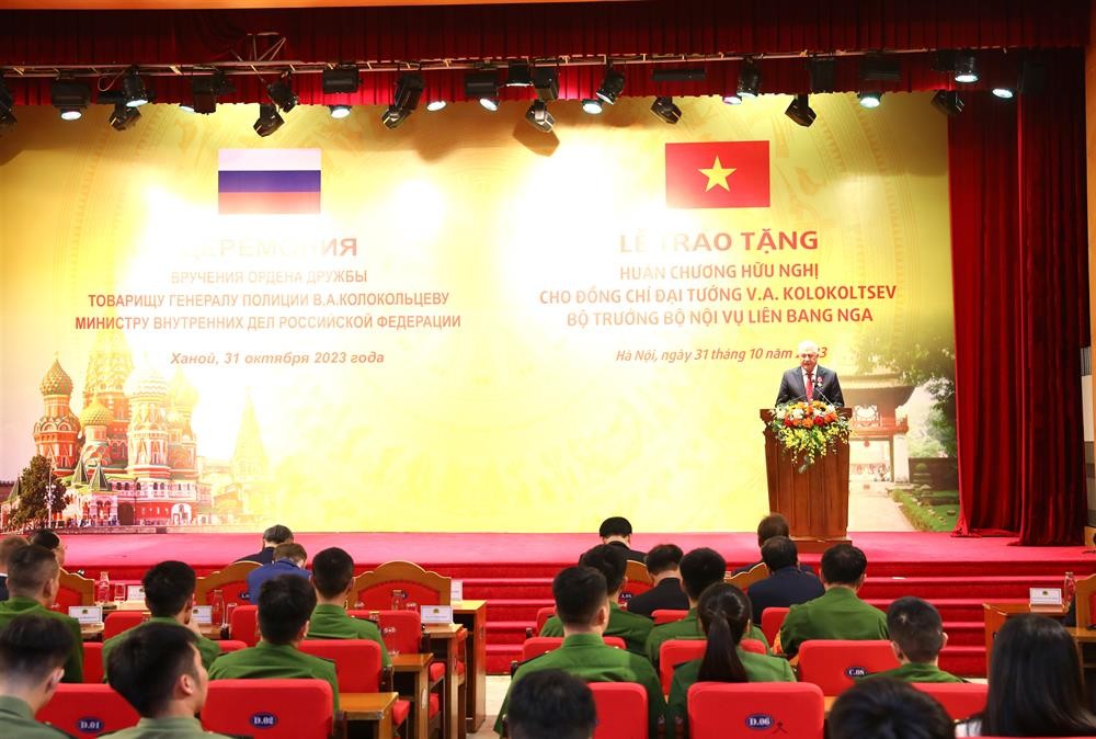 Trao tặng Huân chương Hữu nghị cho Bộ trưởng Bộ Nội vụ Liên bang Nga Trao tặng Huân chương Hữu nghị cho Bộ trưởng Bộ Nội vụ Liên bang Nga