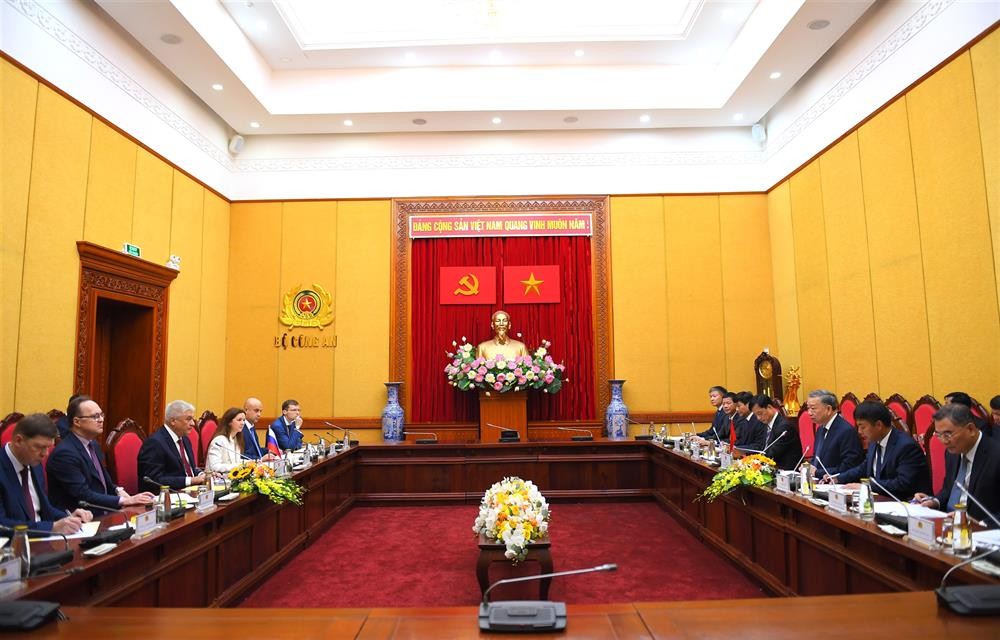 Trao tặng Huân chương Hữu nghị cho Bộ trưởng Bộ Nội vụ Liên bang Nga Trao tặng Huân chương Hữu nghị cho Bộ trưởng Bộ Nội vụ Liên bang Nga