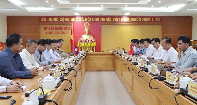 Đoàn công tác tỉnh Khăm Muộn (Lào) làm việc với UBND tỉnh Hà Tĩnh. (Ảnh: Báo điện tử Đảng Cộng sản Việt Nam) Đoàn công tác tỉnh Khăm Muộn (Lào) làm việc với UBND tỉnh Hà Tĩnh. (Ảnh: Báo điện tử Đảng Cộng sản Việt Nam)