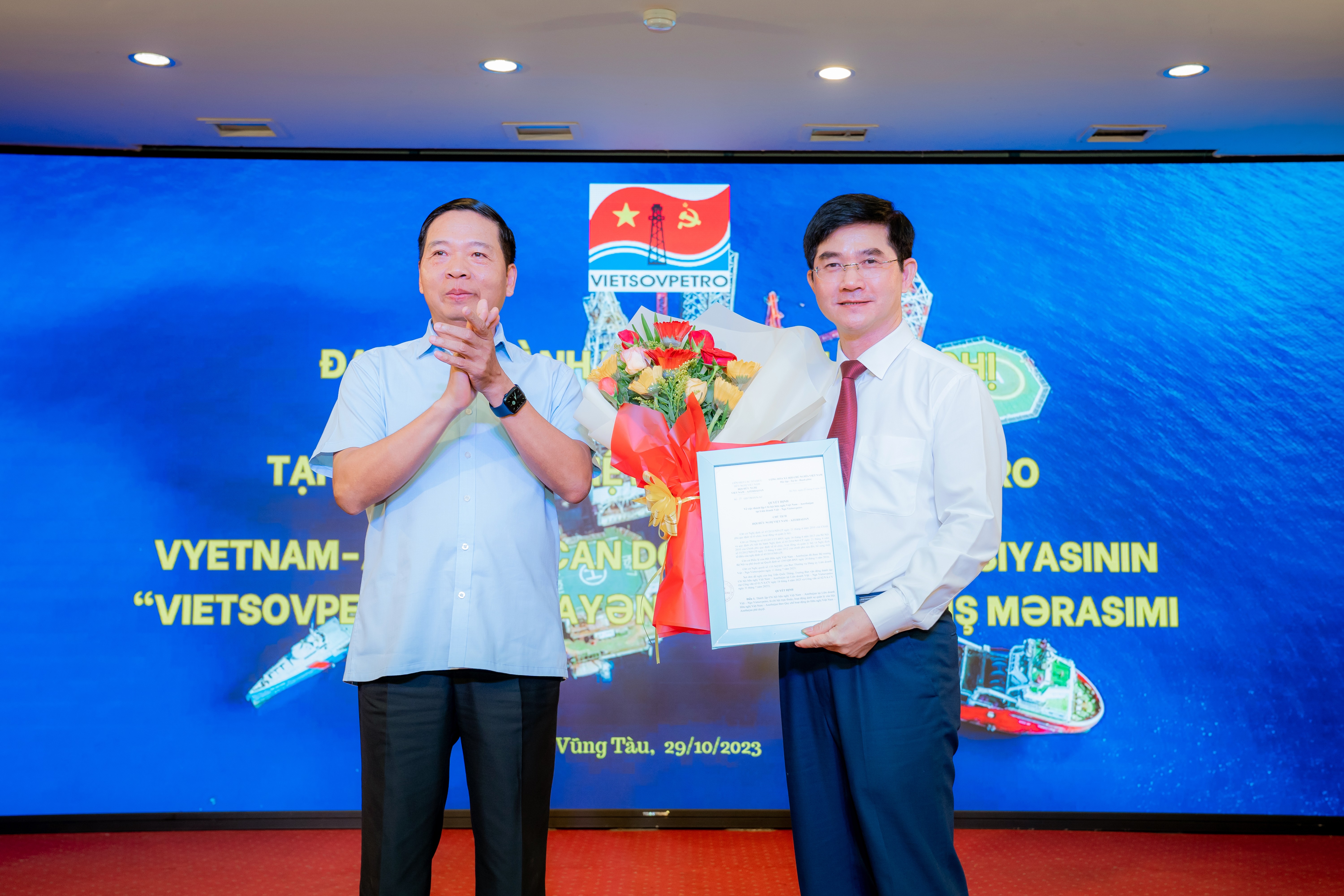 Ông Đặng Thế Vinh – Chủ tịch Hội Hữu nghị Việt Nam – Azerbaijan công bố và trao Quyết định thành lập Chi Hội Hữu nghị Việt Nam – Azerbaijan tại Liên doanh Việt-Nga Vietsovpetro Ông Đặng Thế Vinh – Chủ tịch Hội Hữu nghị Việt Nam – Azerbaijan công bố và trao Quyết định thành lập Chi Hội Hữu nghị Việt Nam – Azerbaijan tại Liên doanh Việt-Nga Vietsovpetro