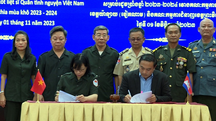 Ban Chuyên trách 2 tỉnh Gia Lai-Preah Vihear ký kết biên bản thống nhất kế hoạch. Ảnh: Ban Chuyên trách 2 tỉnh Gia Lai-Preah Vihear ký kết biên bản thống nhất kế hoạch. Ảnh: