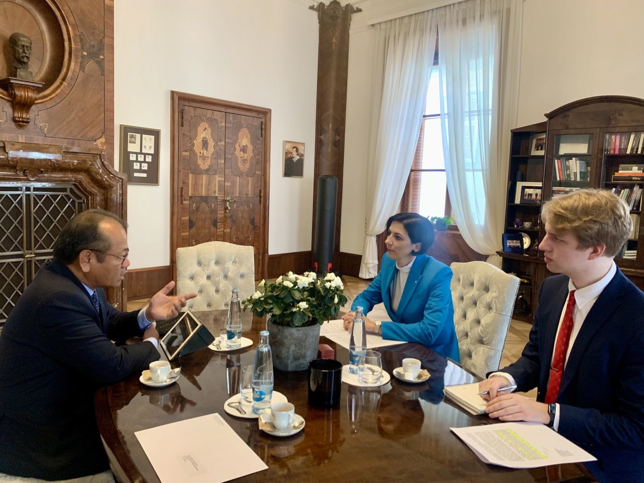 Đại sứ Thái Xuân Dũng chào từ biệt Chủ tịch Hạ viện Marketa Petrakova Adamova. Đại sứ Thái Xuân Dũng chào từ biệt Chủ tịch Hạ viện Marketa Petrakova Adamova.