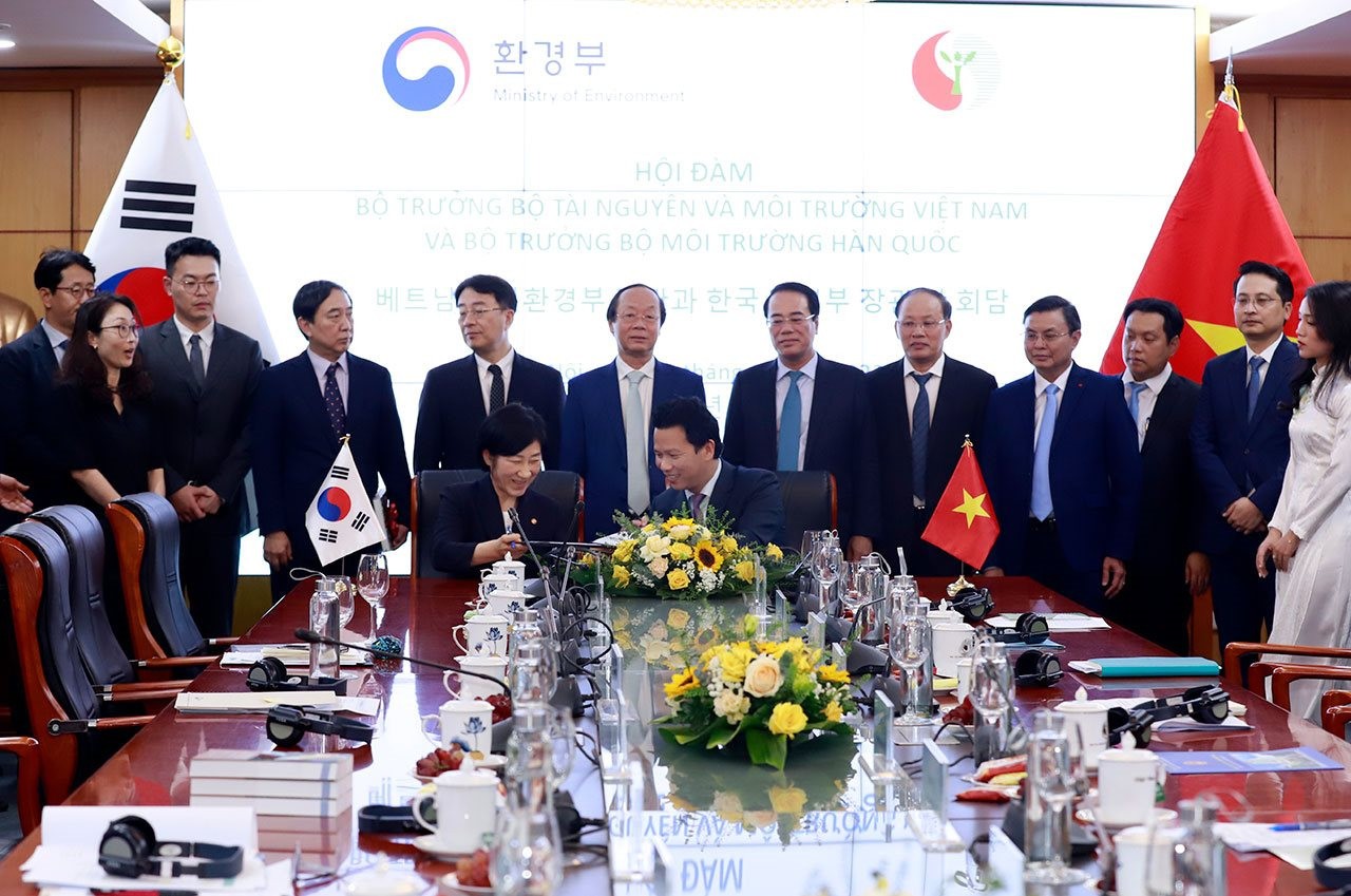 Bộ tài nguyên và môi trường Việt Nam Đặng Quốc Khánh và Bộ trưởng Bộ Môi trường Hàn Quốc Han Whajin Ký kết Hợp tác toàn diện trong lĩnh vực môi trường. Bộ tài nguyên và môi trường Việt Nam Đặng Quốc Khánh và Bộ trưởng Bộ Môi trường Hàn Quốc Han Whajin Ký kết Hợp tác toàn diện trong lĩnh vực môi trường.