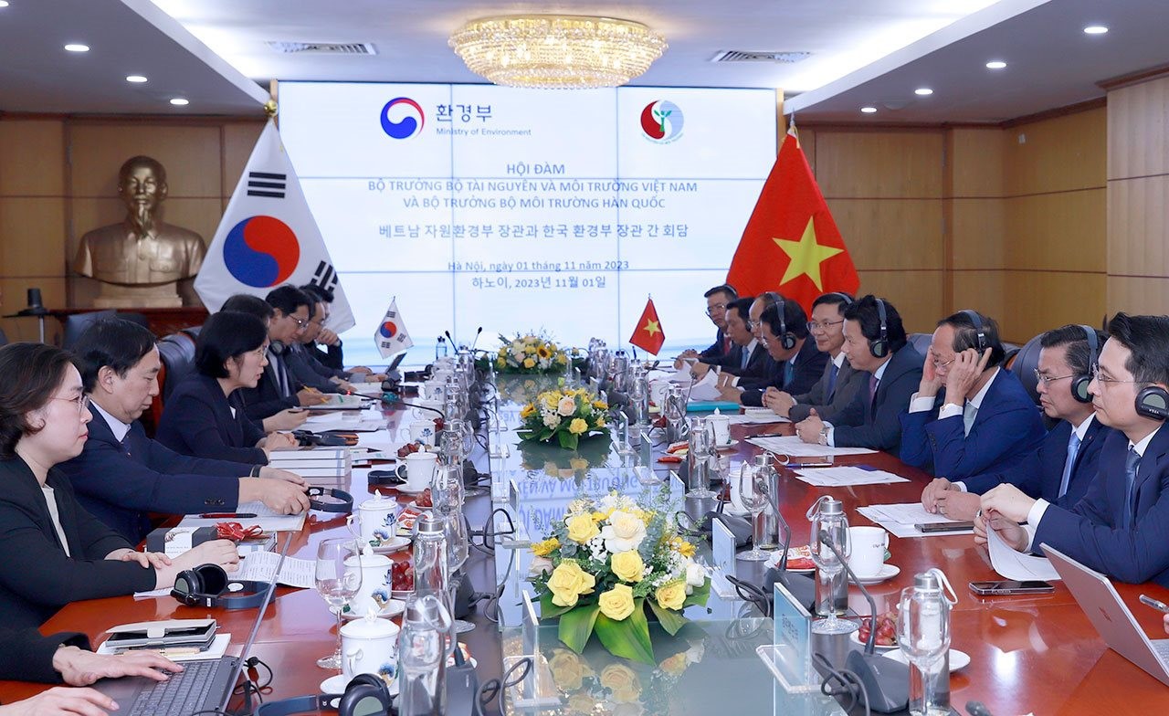 Bộ trưởng Đặng Quốc Khánh, Thứ trưởng Bộ TN&MT Võ Tuấn Nhân cùng lãnh đạo các đơn vị trực thuộc Bộ TN&MT Việt Nam đã có buổi hội đàm với Bộ Môi trường Hàn Quốc. Bộ trưởng Đặng Quốc Khánh, Thứ trưởng Bộ TN&MT Võ Tuấn Nhân cùng lãnh đạo các đơn vị trực thuộc Bộ TN&MT Việt Nam đã có buổi hội đàm với Bộ Môi trường Hàn Quốc.