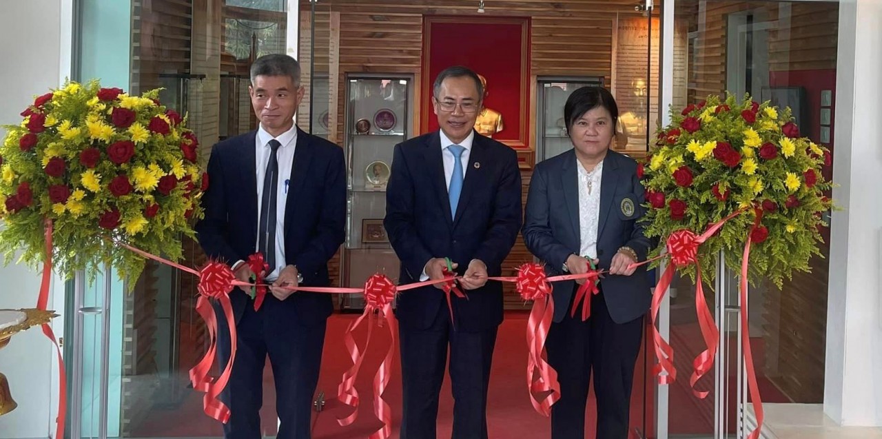 Đại sứ Phan Chí Thành (giữa), Tổng Lãnh sự Chu Đức Dũng (bên trái) và đại diện nhà trường cắt băng khánh thành Trung tâm Việt Nam học thuộc Đại học Udon Thani Rajabhat. (Ảnh: Đại sứ quán Việt Nam tại Thái Lan)