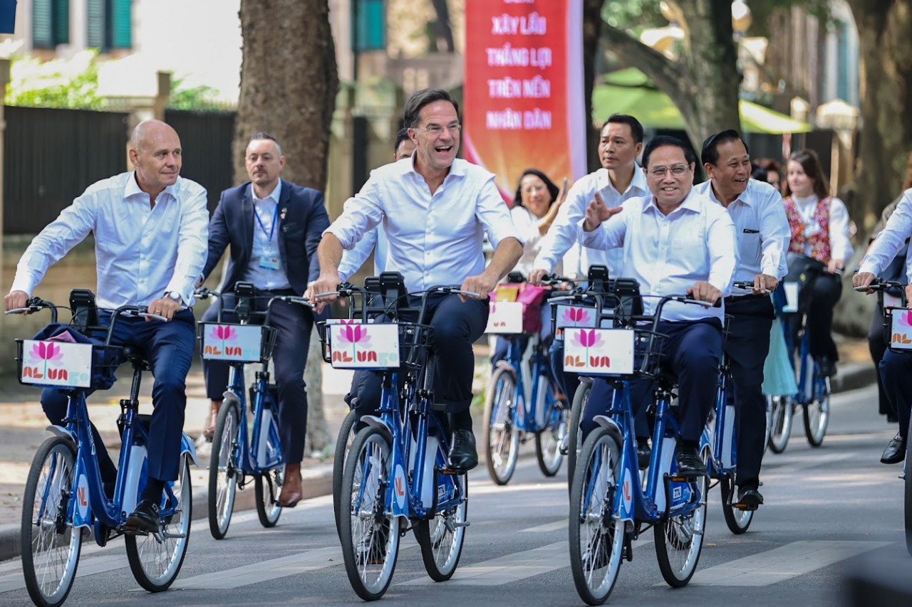 Thủ tướng Phạm Minh Chính và Thủ tướng Hà Lan Mark Rutte cùng đạp xe dạo phố Hà Nội Thủ tướng Phạm Minh Chính và Thủ tướng Hà Lan Mark Rutte cùng đạp xe dạo phố Hà Nội