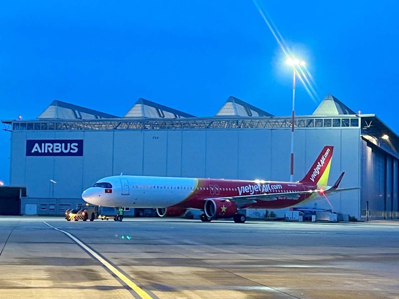 Tàu bay mới tại Hamburg (Đức) trước giờ cất cánh về Việt Nam. Ảnh: Vietjet Tàu bay mới tại Hamburg (Đức) trước giờ cất cánh về Việt Nam. Ảnh: Vietjet