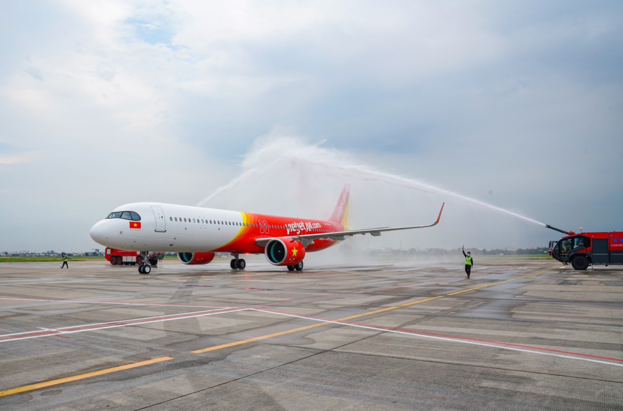 Tàu bay thế hệ mới A321neo ACF 240 của Vietjet được chào đón với nghi thức vòi rồng. Ảnh: H.T Tàu bay thế hệ mới A321neo ACF 240 của Vietjet được chào đón với nghi thức vòi rồng. Ảnh: H.T