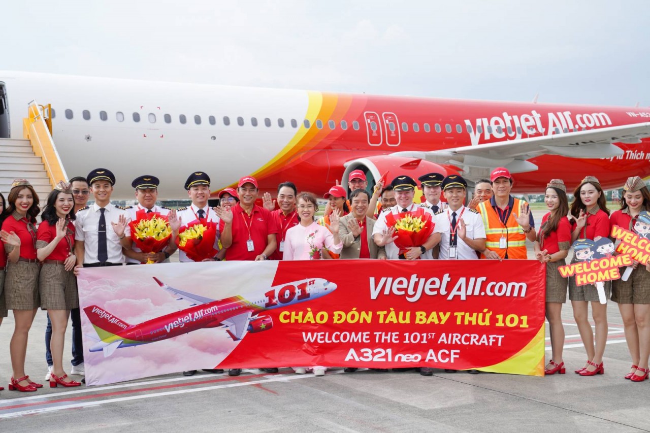 Nhân viên Vietjet chào đón tàu bay thứ 101 về với đội bay Vietjet. Ảnh: H.T Nhân viên Vietjet chào đón tàu bay thứ 101 về với đội bay Vietjet. Ảnh: H.T