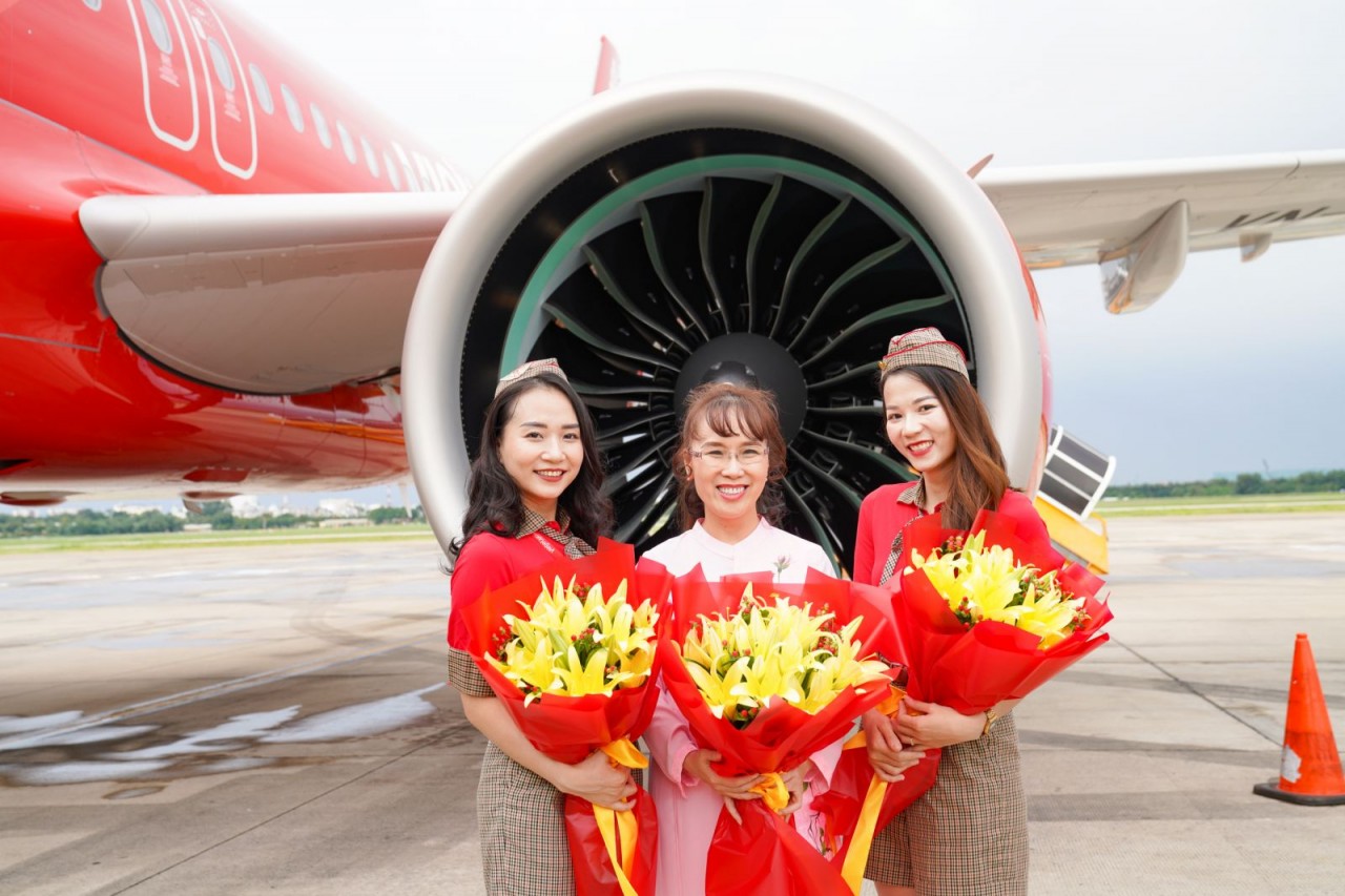 Chủ tịch Nguyễn Thị Phương Thảo (giữa) cùng hai tiếp viên trưởng Thu Hà và Minh Huyền đã đón tàu bay 01 đầu tiên và hôm nay đón tàu bay thứ 101 của Vietjet. Ảnh: H.T Chủ tịch Nguyễn Thị Phương Thảo (giữa) cùng hai tiếp viên trưởng Thu Hà và Minh Huyền đã đón tàu bay 01 đầu tiên và hôm nay đón tàu bay thứ 101 của Vietjet. Ảnh: H.T