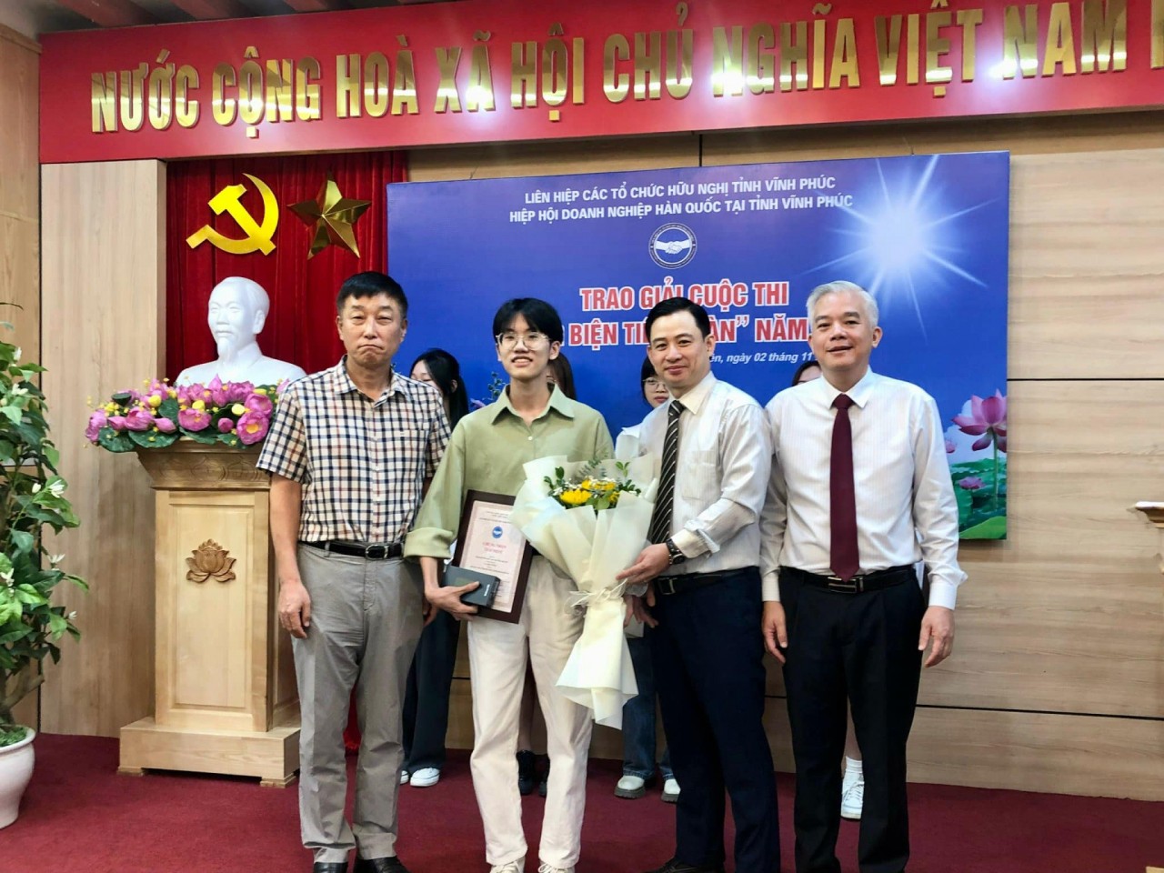 Ban Tổ chức trao giải Nhất cho sinh viên Cao Quyết Thắng, sinh viên Khoa tiếng Hàn Quốc, Trường đại học Hà Nội. (Ảnh: Kim Ly) Ban Tổ chức trao giải Nhất cho sinh viên Cao Quyết Thắng, sinh viên Khoa tiếng Hàn Quốc, Trường đại học Hà Nội. (Ảnh: Kim Ly)