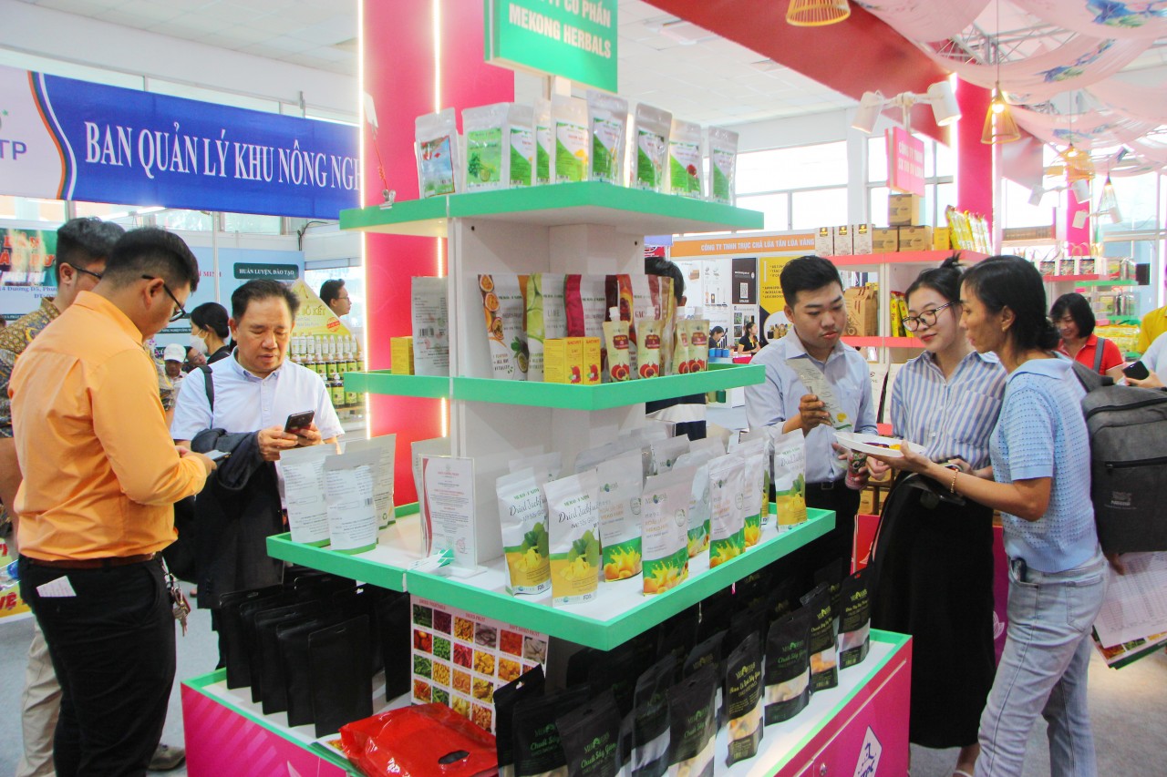 Trên 350 gian hàng tham gia Hội chợ, triển lãm “TP Cần Thơ - 20 năm thành tựu và phát triển” Trên 350 gian hàng tham gia Hội chợ, triển lãm “TP Cần Thơ - 20 năm thành tựu và phát triển”