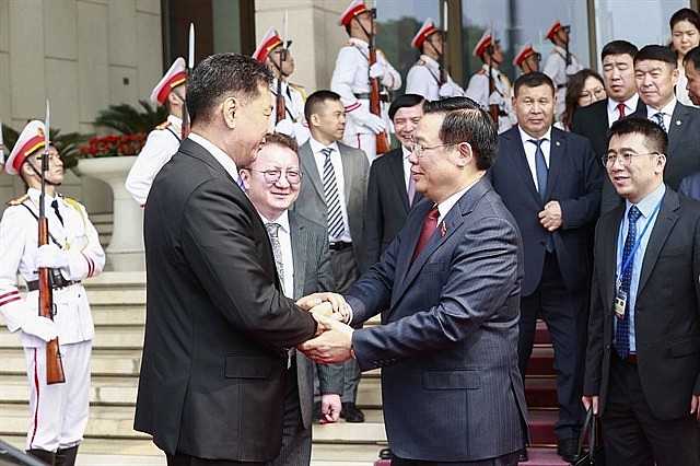 National Assembly Chairman Vương Đình Huệ welcomes Mongolian President Ukhnaagiin Khurelsukh on Thursday. VNA/VNS Photo Doãn Tấn National Assembly Chairman Vương Đình Huệ welcomes Mongolian President Ukhnaagiin Khurelsukh on Thursday. VNA/VNS Photo Doãn Tấn