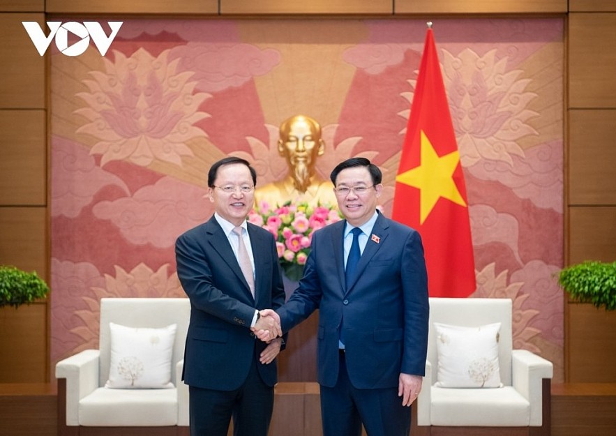 NA Chairman Vuong Dinh Hue (R) welcomes Chief Financial Officer of Samsung Group Park Hark Kyu. NA Chairman Vuong Dinh Hue (R) welcomes Chief Financial Officer of Samsung Group Park Hark Kyu.
