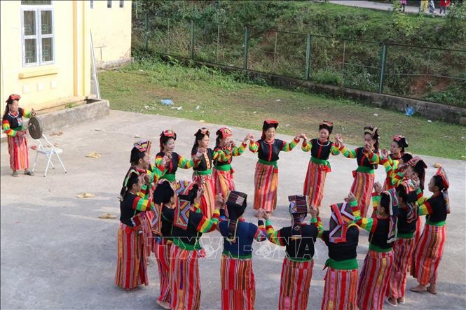 Gìn giữ bản sắc văn hóa dân tộc ít người ở vùng biên viễn Gìn giữ bản sắc văn hóa dân tộc ít người ở vùng biên viễn
