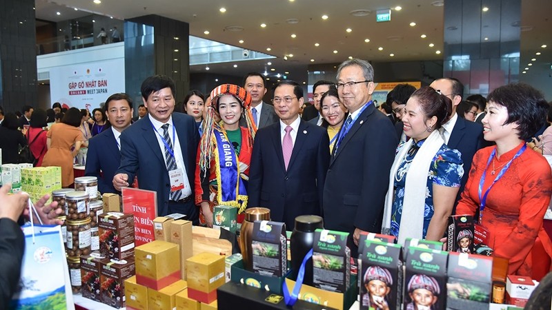 Bộ trưởng Ngoại giao Bùi Thanh Sơn và đại biểu tham quan các gian hàng trưng bày sản phẩm tiêu biểu Việt Nam - Nhật Bản. (Ảnh: Báo điện tử Đảng Cộng sản Việt Nam) Bộ trưởng Ngoại giao Bùi Thanh Sơn và đại biểu tham quan các gian hàng trưng bày sản phẩm tiêu biểu Việt Nam - Nhật Bản. (Ảnh: Báo điện tử Đảng Cộng sản Việt Nam)