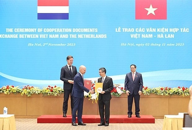 Deputy Minister of Finance Vo Thanh Hung (R) and Dutch Ambassador to Vietnam Kees van Baar on November 2 exchange the MoU. (Photo: baochinhphu.vn) Deputy Minister of Finance Vo Thanh Hung (R) and Dutch Ambassador to Vietnam Kees van Baar on November 2 exchange the MoU. (Photo: baochinhphu.vn)