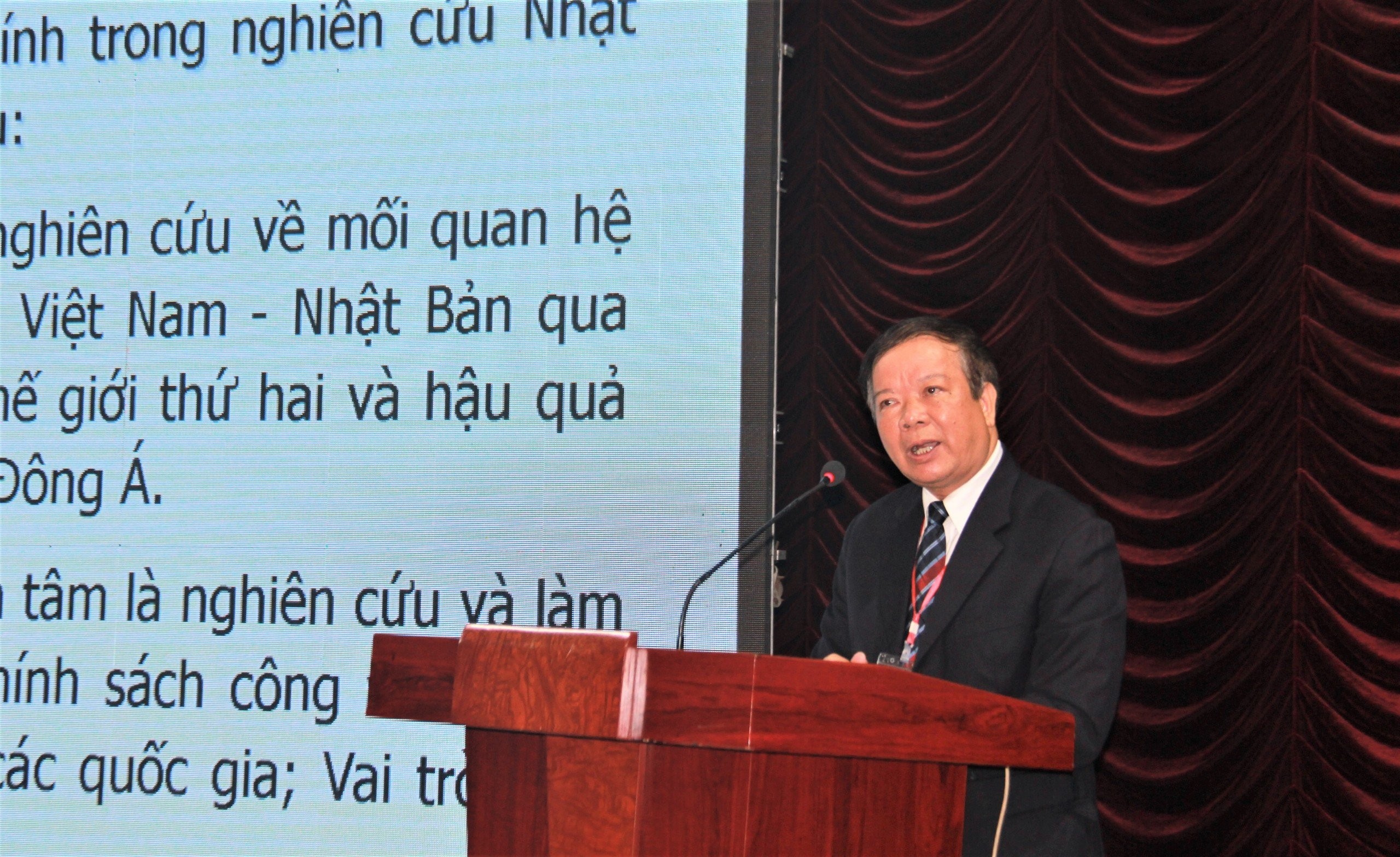 GS.TS Nguyễn Văn Kim trình bày tham luận tại Hội thảo. (Ảnh: Mai Anh) GS.TS Nguyễn Văn Kim trình bày tham luận tại Hội thảo. (Ảnh: Mai Anh)