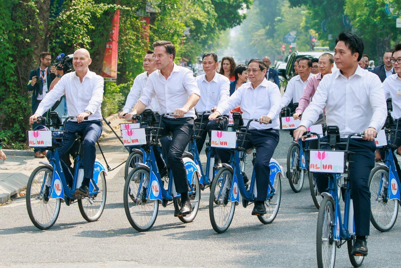 Vietnamese, Dutch Prime Ministers Cycle to Enjoy Autumn Weather in Hanoi Vietnamese, Dutch Prime Ministers Cycle to Enjoy Autumn Weather in Hanoi