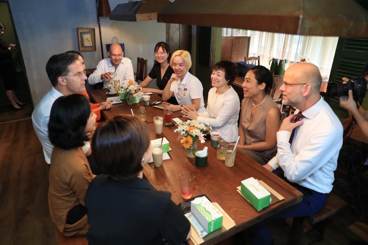 Vietnamese, Dutch Prime Ministers Cycle to Enjoy Autumn Weather in Hanoi Vietnamese, Dutch Prime Ministers Cycle to Enjoy Autumn Weather in Hanoi