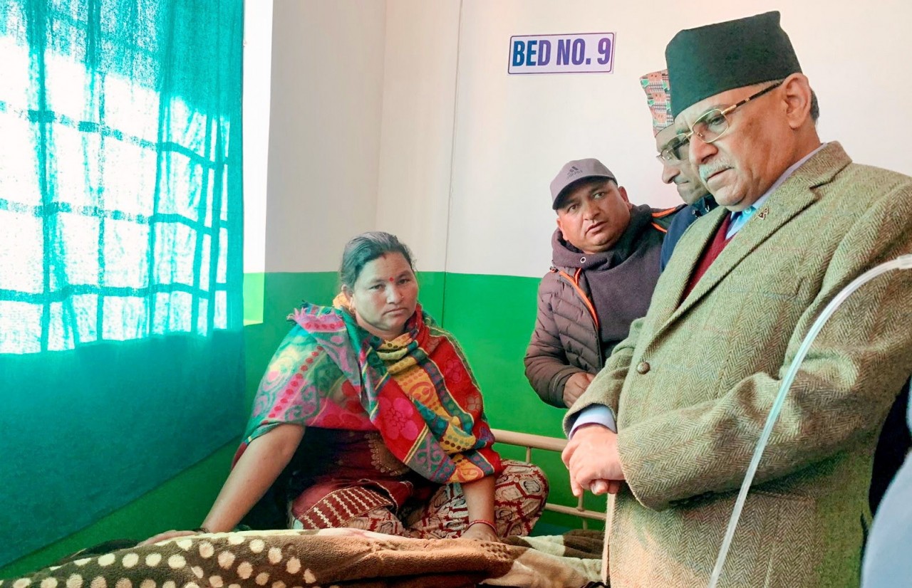 Lực lượng cứu hộ tìm kiếm người sống sót sau trận động đất ở Nepal 3