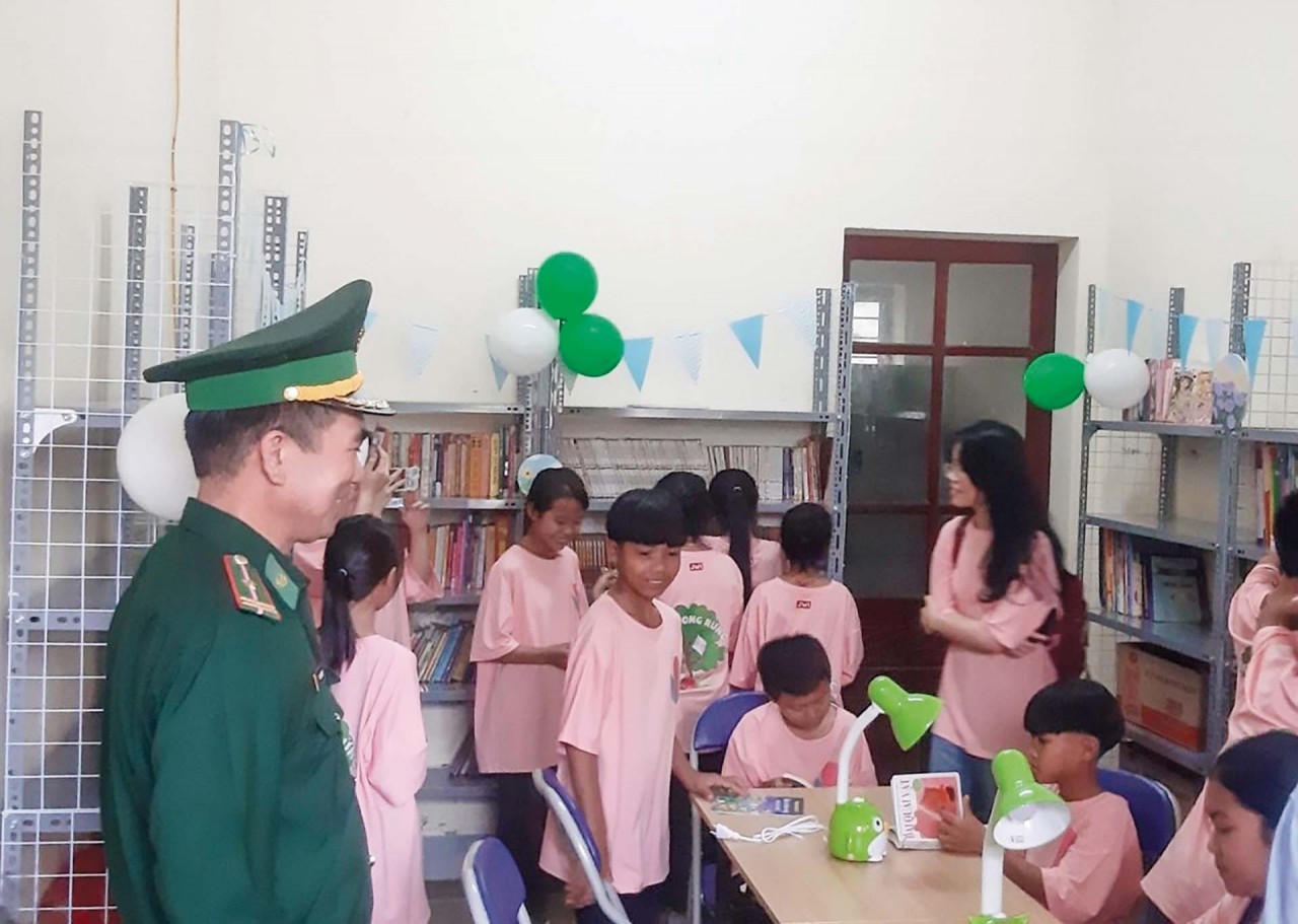 Bộ đội biên phòng Môn Sơn chỉ bảo kỹ năng sống mỗi ngày cho học sinh Đan Lai. Bộ đội biên phòng Môn Sơn chỉ bảo kỹ năng sống mỗi ngày cho học sinh Đan Lai.