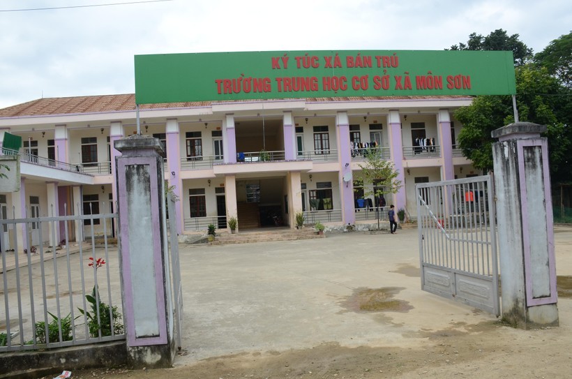 Ký túc xá được xây dựng cho học sinh người Đan Lai - Trường THCS Môn Sơn được từ năm 2018 để các em ổn định chỗ ăn ở, sinh hoạt. Ký túc xá được xây dựng cho học sinh người Đan Lai - Trường THCS Môn Sơn được từ năm 2018 để các em ổn định chỗ ăn ở, sinh hoạt.