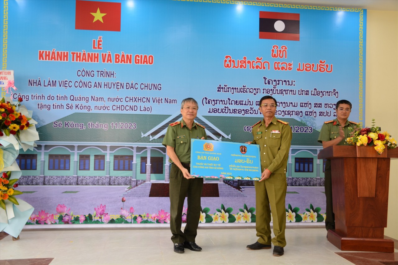 Khánh thành tặng công trình nhà làm việc Công an huyện Đắc Chưng cho tỉnh Sê Kông (Lào) Quảng Nam tặng công trình nhà làm việc cho công an Lào