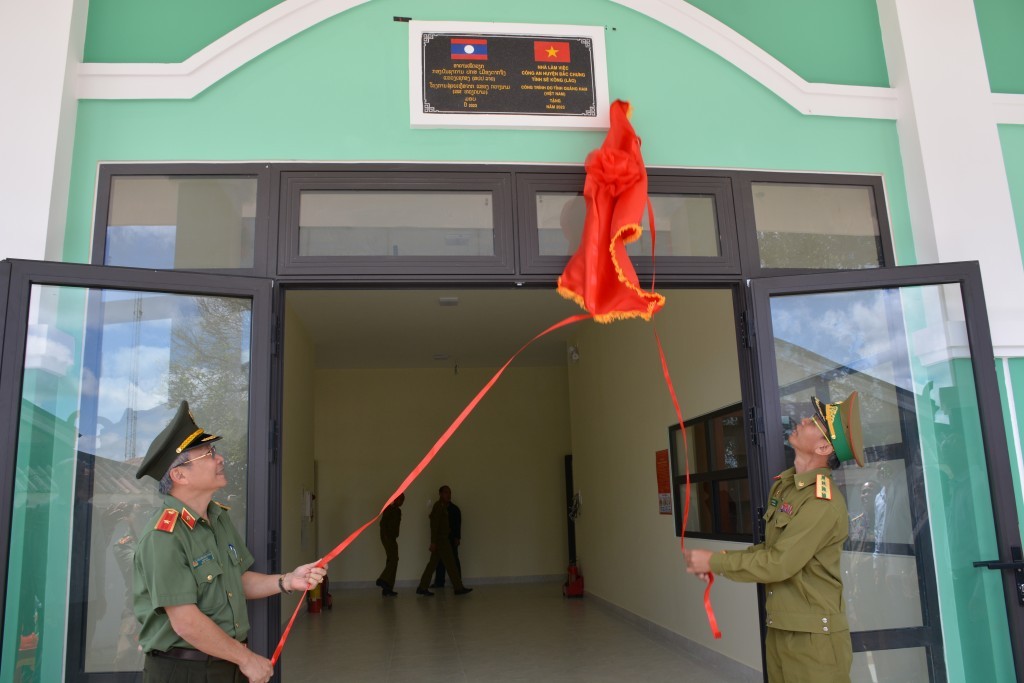 Nhà làm việc Công an huyện Đắc Chưng cho tỉnh Sê Kông (Lào) Nhà làm việc Công an huyện Đắc Chưng cho tỉnh Sê Kông (Lào)
