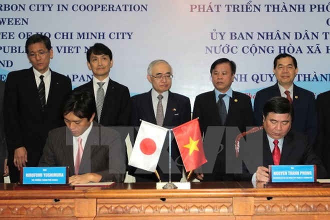 Chủ tịch Ủy ban Nhân dân Thành phố Hồ Chí Minh Nguyễn Thành Phong và Thị trưởng Hirofumi Yoshimura ký bản ghi nhớ về phát triển Thành phố phát thải carbon thấp. Chủ tịch Ủy ban Nhân dân Thành phố Hồ Chí Minh Nguyễn Thành Phong và Thị trưởng Hirofumi Yoshimura ký bản ghi nhớ về phát triển Thành phố phát thải carbon thấp.