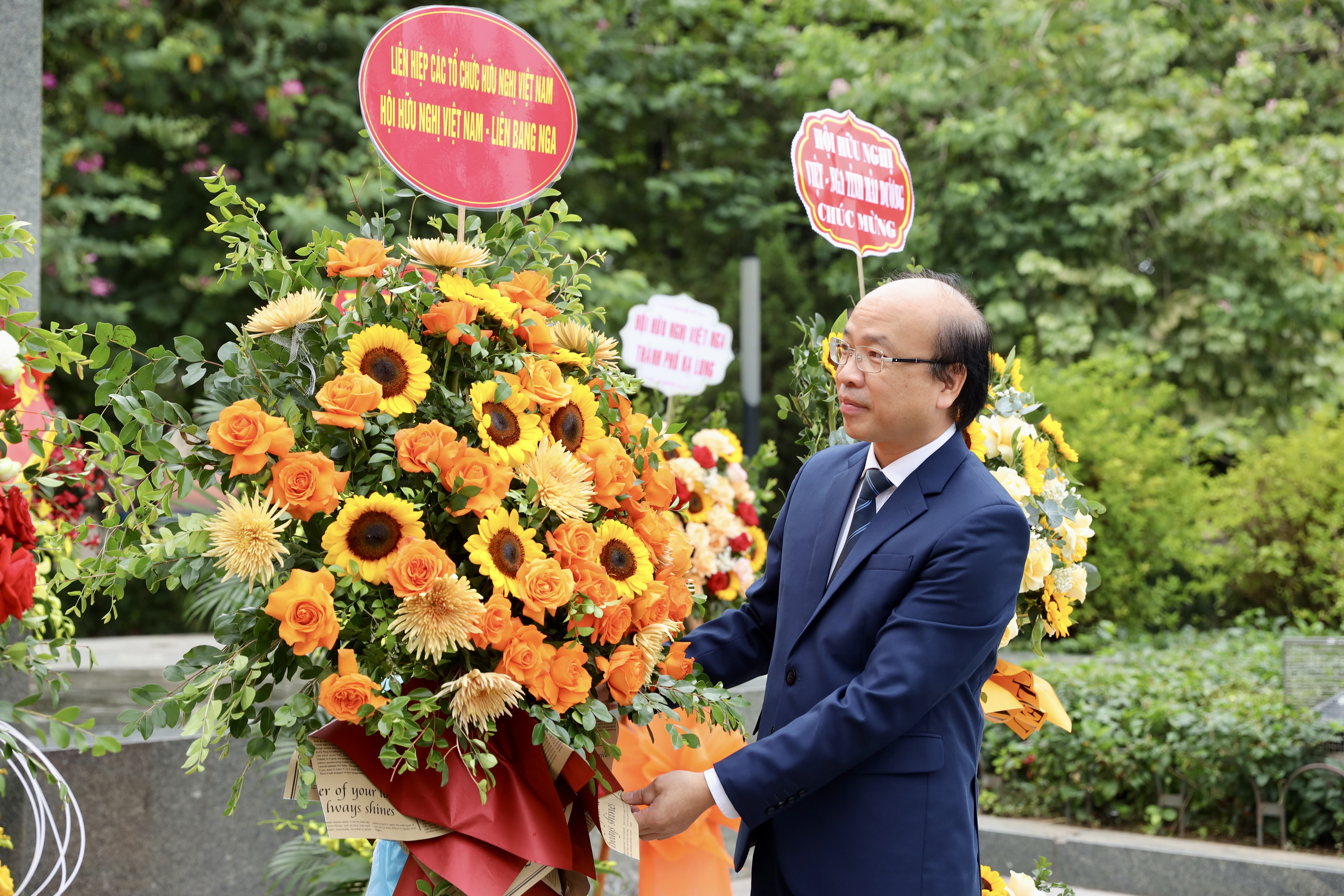 Hội Hữu nghị Việt-Nga dâng hoa tưởng niệm V.I.Lenin nhân kỷ niệm 106 năm Cách mạng Tháng Mười Nga Hội hữu nghị Việt-Nga dâng hoa tưởng niệm V.I.Lenin nhân kỷ niệm 106 năm Cách mạng Tháng Mười Nga