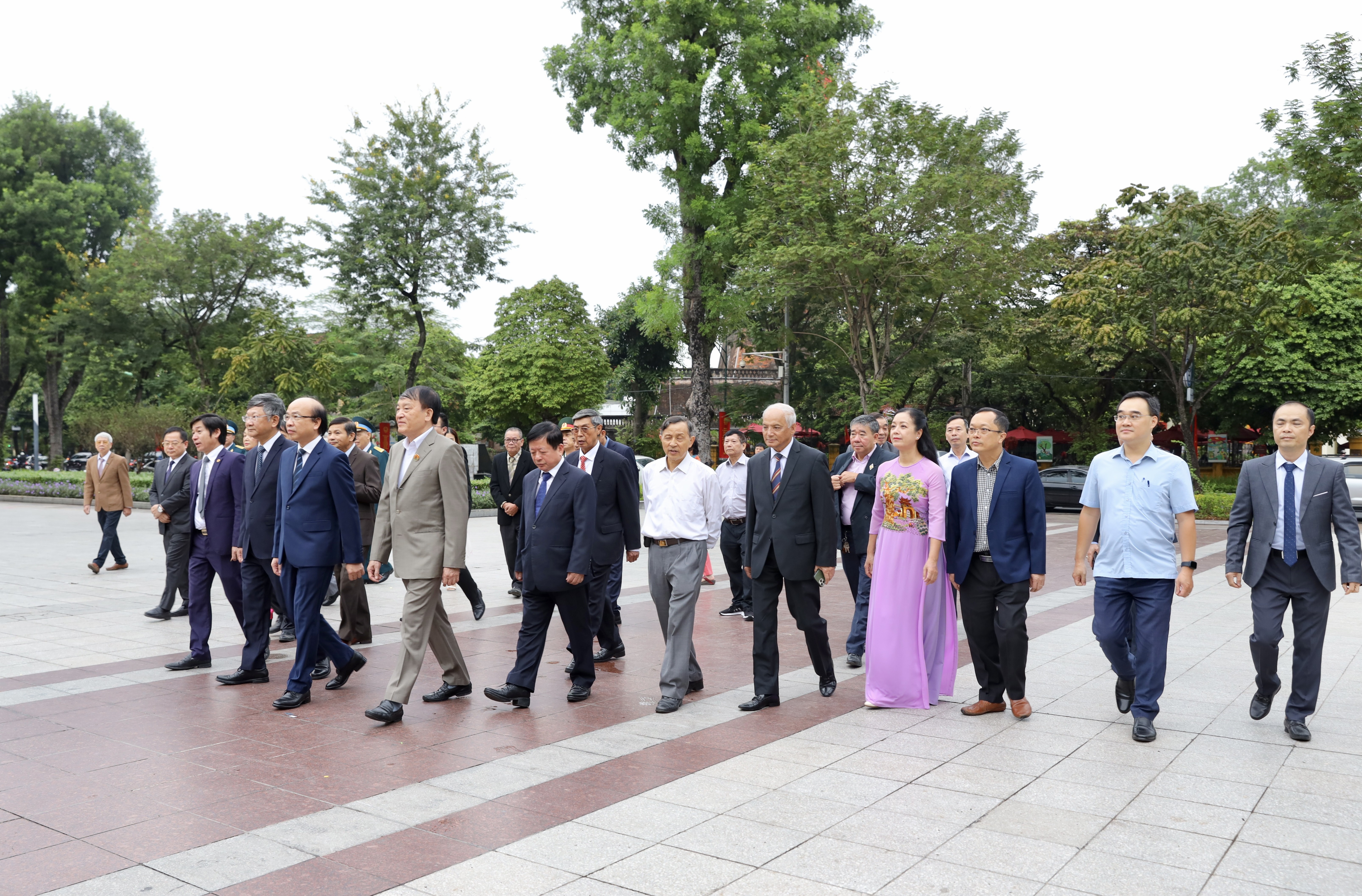 Hội Hữu nghị Việt-Nga dâng hoa tưởng niệm V.I.Lenin nhân kỷ niệm 106 năm Cách mạng Tháng Mười Nga Hội hữu nghị Việt-Nga dâng hoa tưởng niệm V.I.Lenin nhân kỷ niệm 106 năm Cách mạng Tháng Mười Nga