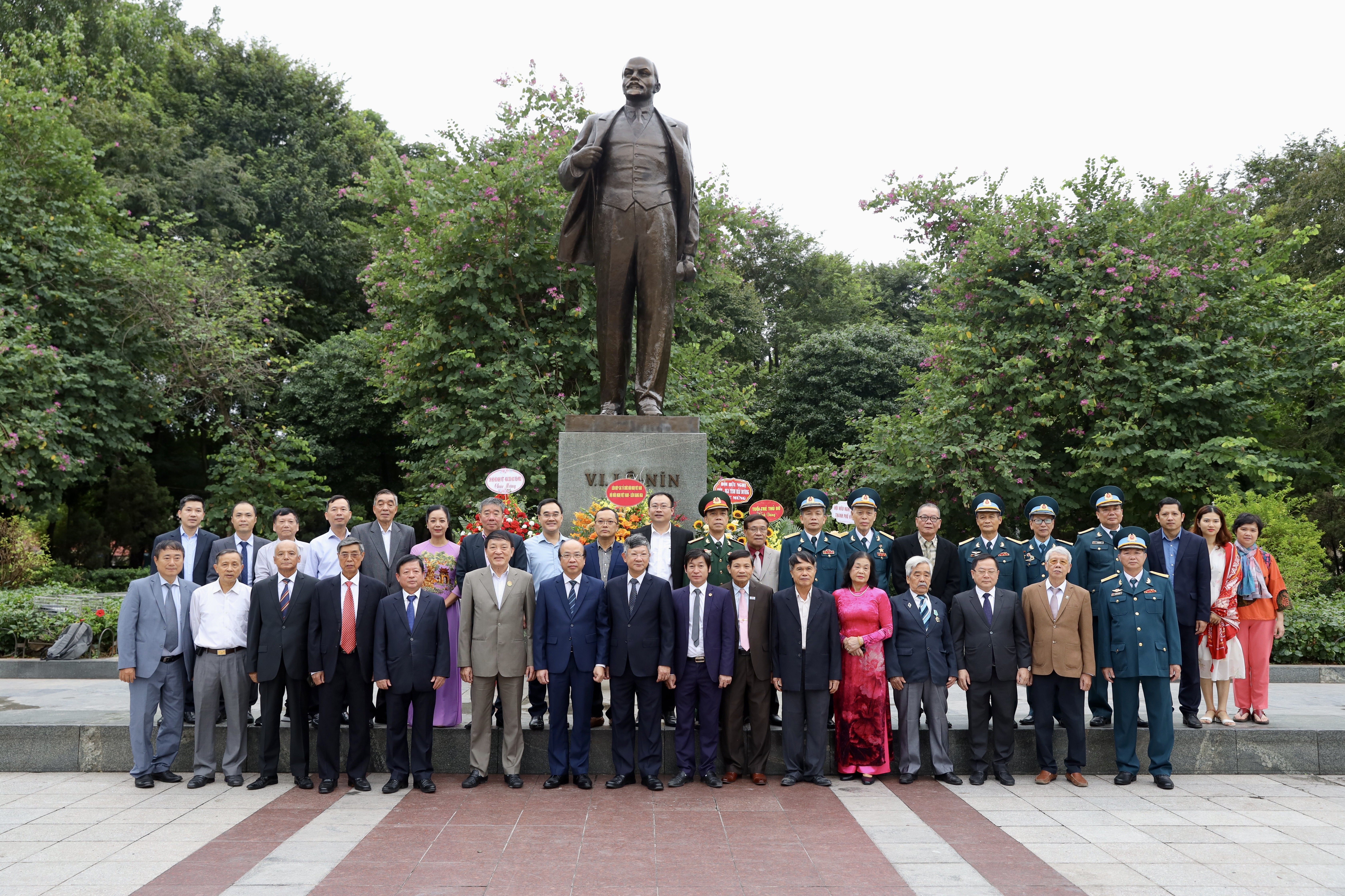 Hội Hữu nghị Việt-Nga dâng hoa tưởng niệm V.I.Lenin nhân kỷ niệm 106 năm Cách mạng Tháng Mười Nga Hội hữu nghị Việt-Nga dâng hoa tưởng niệm V.I.Lenin nhân kỷ niệm 106 năm Cách mạng Tháng Mười Nga