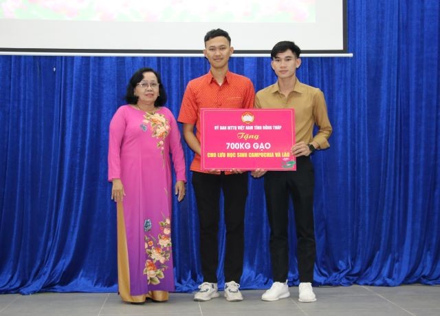 Đồng Tháp mở rộng quan hệ hợp tác với các địa phương nước bạn Campuchia Đồng Tháp mở rộng quan hệ hợp tác với các địa phương nước bạn Campuchia