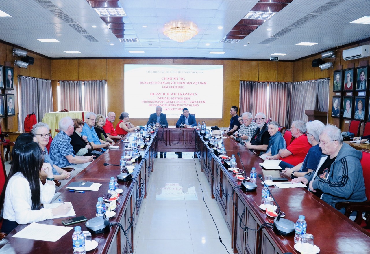 Ông Phan Anh Sơn, Chủ tịch VUFO tiếp đoàn Hội hữu nghị với Việt Nam của CHLB Đức do ông Repp Wolfgang - Phó Chủ tịch Hội dẫn đầu. Ông Phan Anh Sơn, Chủ tịch VUFO tiếp đoàn Hội hữu nghị với Việt Nam của CHLB Đức do ông Repp Wolfgang - Phó Chủ tịch Hội dẫn đầu.