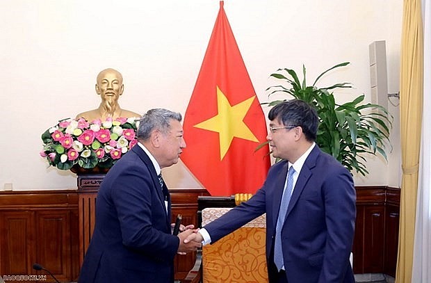 Permanent Deputy Foreign Minister Nguyen Minh Vu (right) and Wada Kenji, Chairman of the Japan-Vietnam Parliamentary Friendship Alliance of Osaka prefecture. (Photo: Baoquocte.vn) Permanent Deputy Foreign Minister Nguyen Minh Vu (right) and Wada Kenji, Chairman of the Japan-Vietnam Parliamentary Friendship Alliance of Osaka prefecture. (Photo: Baoquocte.vn)