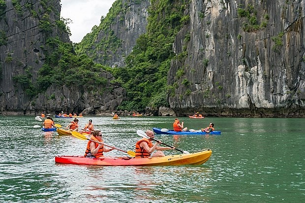 Tourists kayaks across a vast body of water in Ha Long Bay (Photo: VNA) Tourists kayaks across a vast body of water in Ha Long Bay (Photo: VNA)
