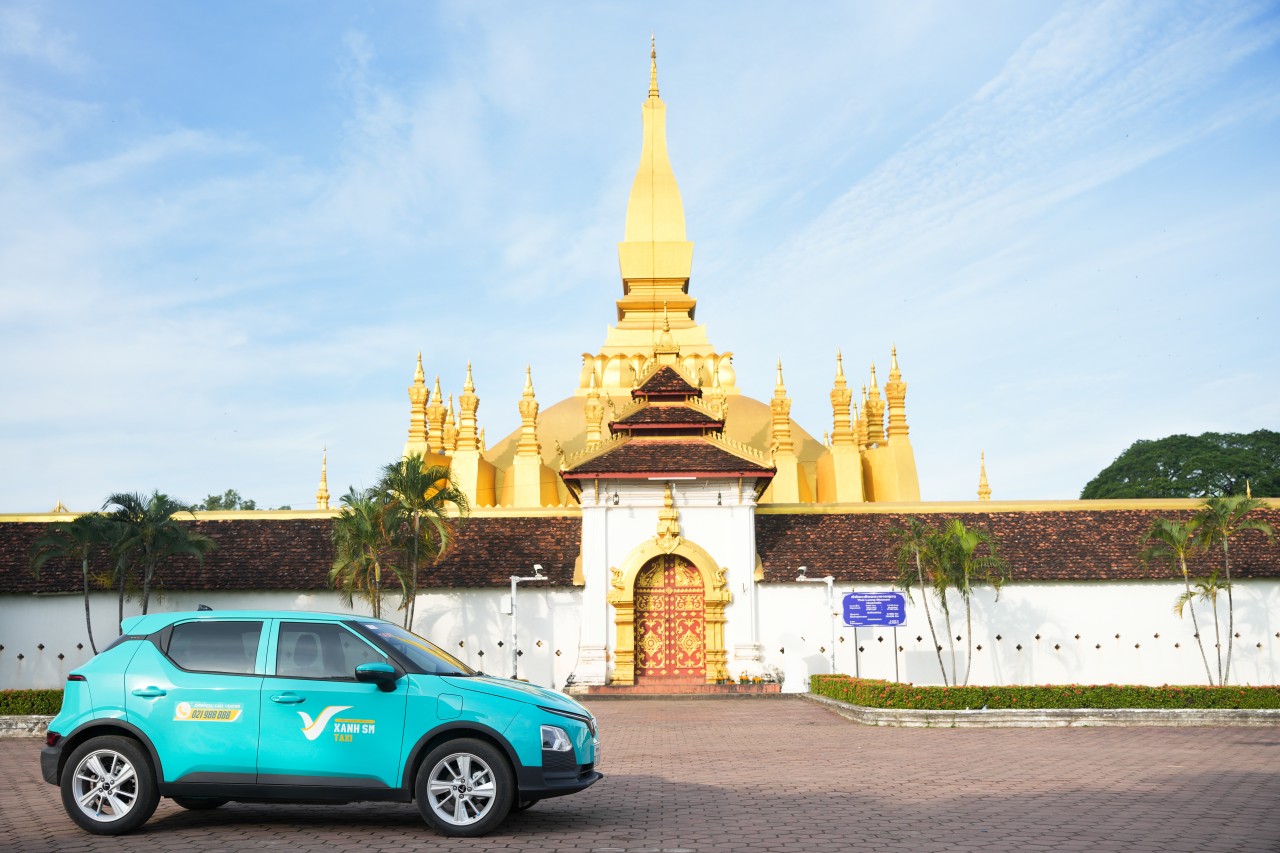Taxi điện Xanh SM trên đường phố Lào. Taxi điện Xanh SM trên đường phố Lào.
