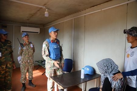 Đại diện Đội Công binh Việt Nam mời người dân vào để tiến hành đàm phán, xác minh vụ việc. (Ảnh: Báo Nhân dân) Đại diện Đội Công binh Việt Nam mời người dân vào để tiến hành đàm phán, xác minh vụ việc. (Ảnh: Báo Nhân dân)
