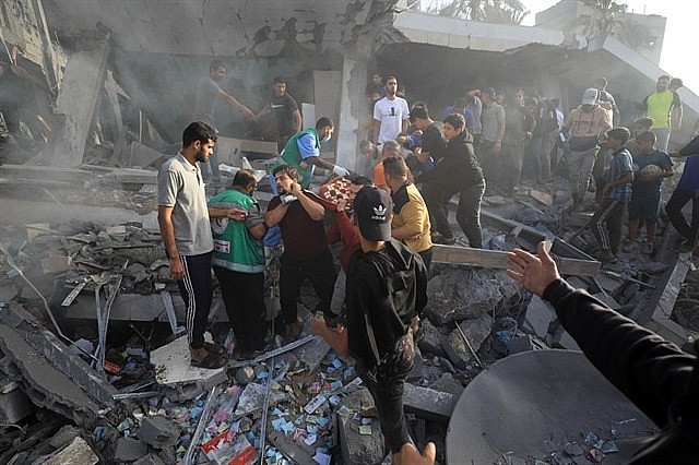 People conduct rescue work among residential buildings destroyed in an Israeli strike in the southern Gaza Strip city of Khan Younis, on Tuesday. Photo: XINHUA People conduct rescue work among residential buildings destroyed in an Israeli strike in the southern Gaza Strip city of Khan Younis, on Tuesday. Photo: XINHUA