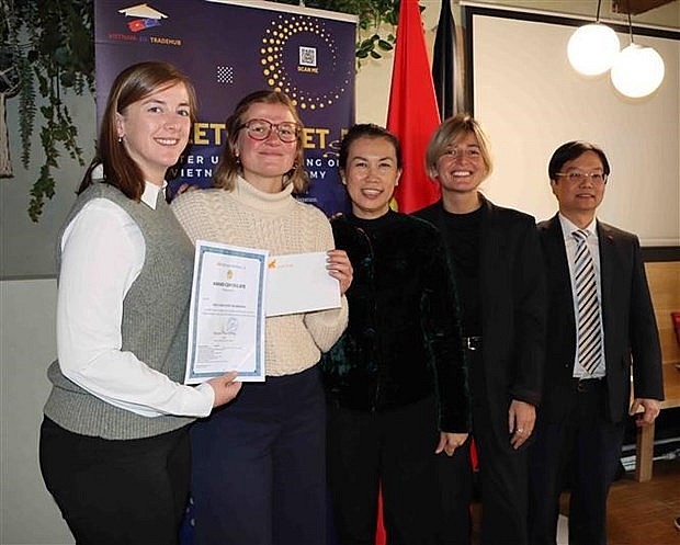 Representatives from Belgian travel firms are presented with air tickets to Vietnam (Photo: VNA) Representatives from Belgian travel firms are presented with air tickets to Vietnam (Photo: VNA)