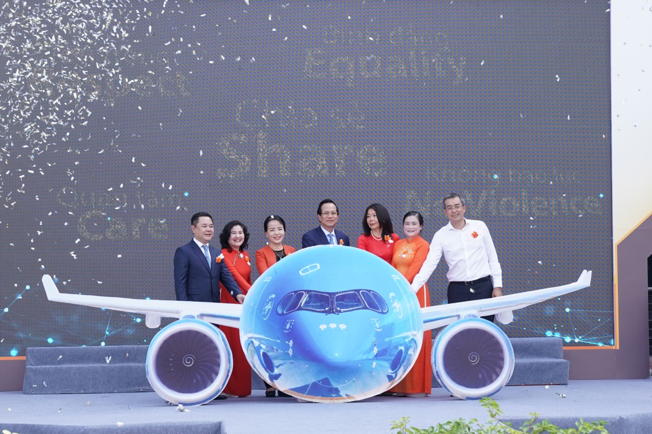 Đại diện các đơn vị nhấn nút phát động Tháng hành động vì bình đẳng giới và phòng ngừa, ứng phó với bạo lực trên cơ sở giới năm 2023. Đại diện các đơn vị nhấn nút phát động Tháng hành động vì bình đẳng giới và phòng ngừa, ứng phó với bạo lực trên cơ sở giới năm 2023.