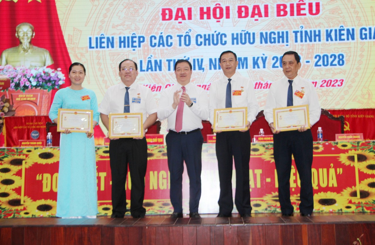 Ông Trần Chí Dũng tái đắc cử Chủ tịch Liên hiệp các tổ chức hữu nghị Kiên Giang Ông Trần Chí Dũng tái đắc cử Chủ tịch Liên hiệp các tổ chức hữu nghị Kiên Giang